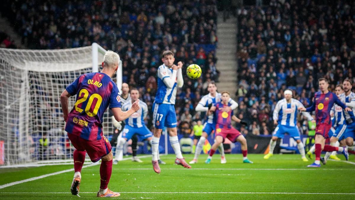El Espanyol expulsa y suspende a cuatro socios tras el derbi ante el Barça