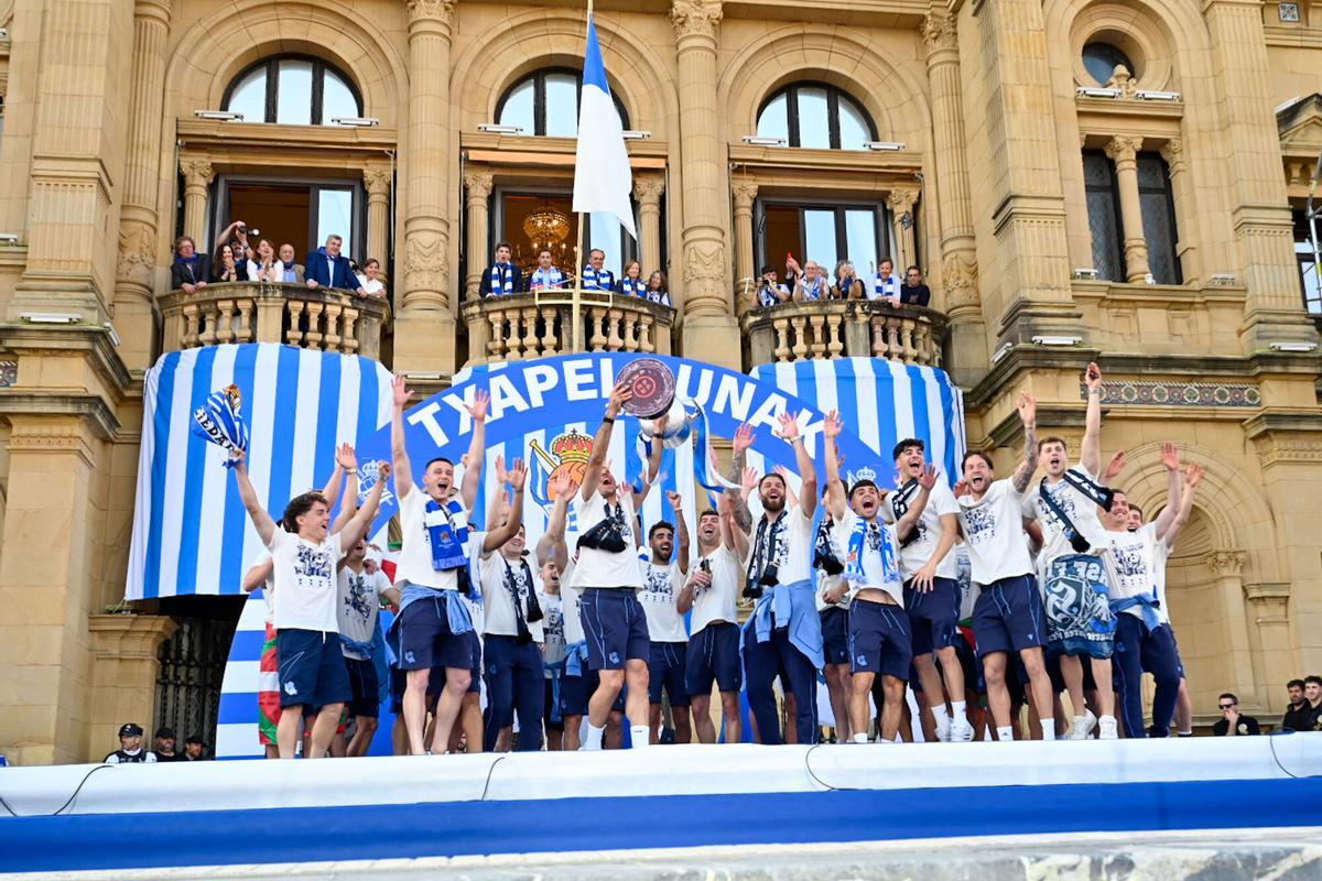 Varios aficionados de la Real Sociedad durante la celebración del equipo por la victoria en la Copa del Rey Varios aficionados de la Real Sociedad durante la celebración del equipo por la victoria en la Copa del Rey