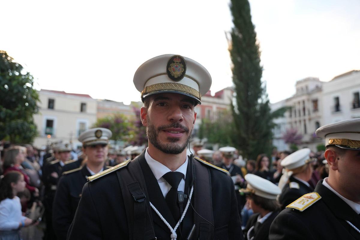 José Antonio Expósito, director de la banda del Resucitado de Badajoz, durante la procesión de San Andrés este Miércoles Santo.