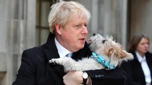 Boris Johnson, con su perro Dilyn tras votar en las elecciones generales del Reino Unido, en 2019.