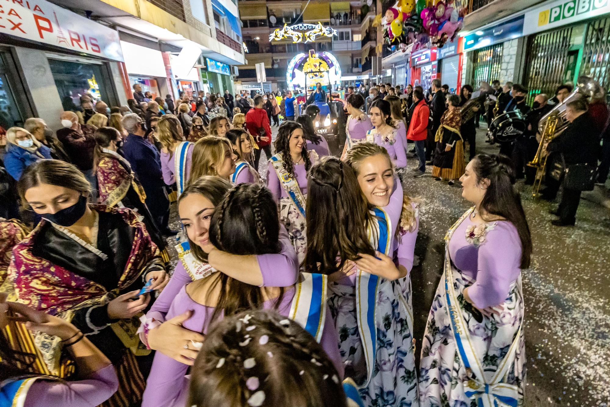 El desfile de carrozas y  el castillo de fuegos artificiales cierran las Fiestas de Benidorm