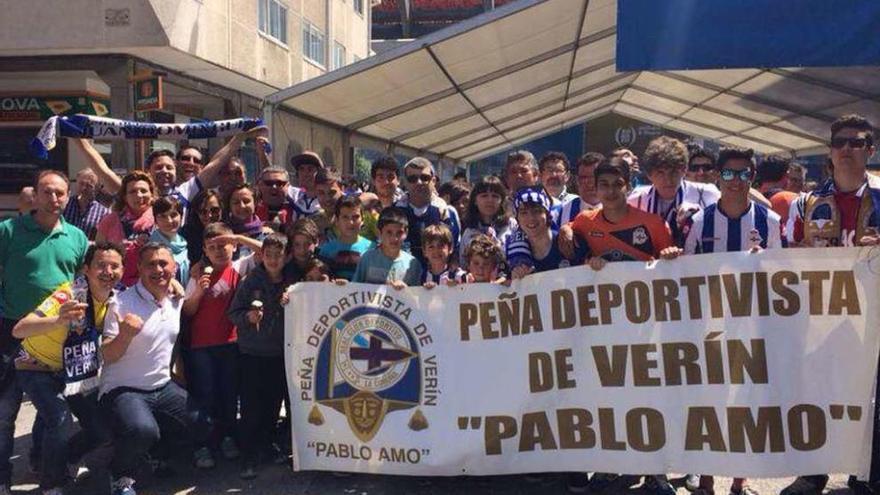 Miembros de la Peña Deportivista de Verín Pablo Amo, en los aledaños de Riazor.