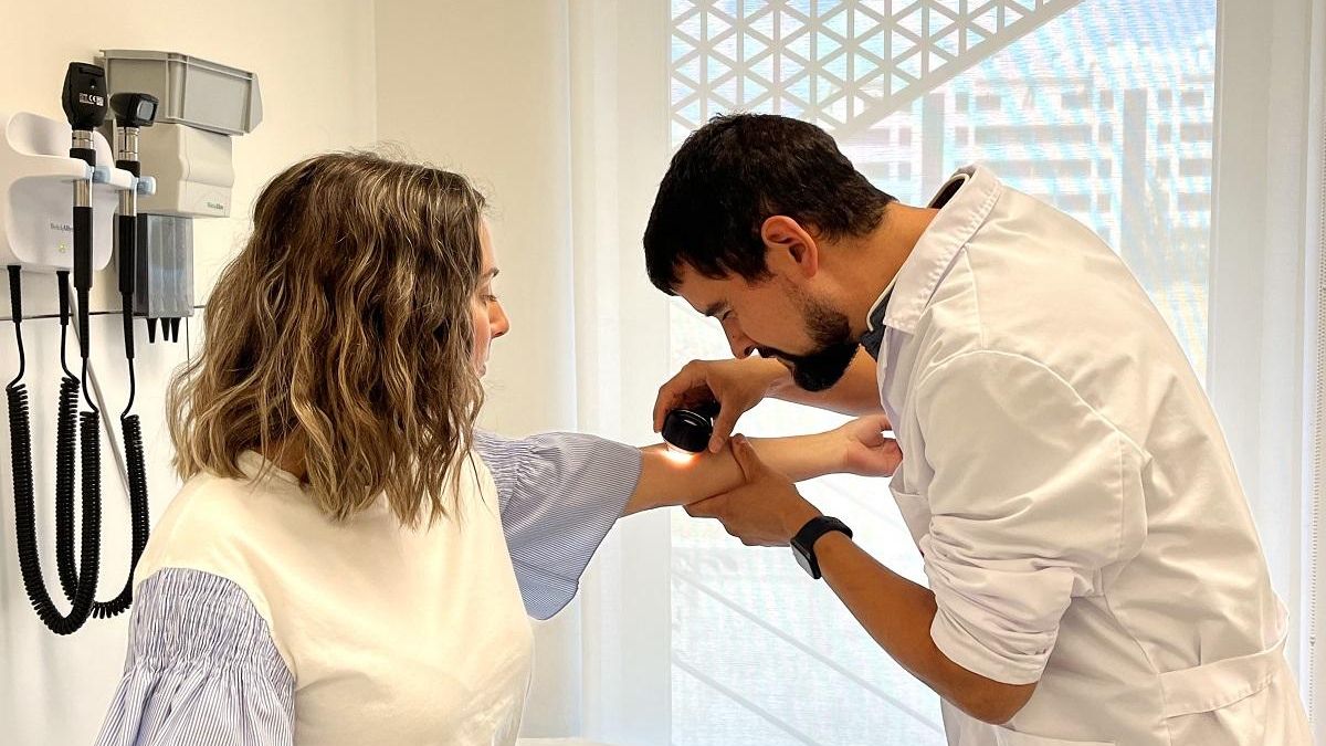 Consulta de dermatología en el hospital Quirón de Córdoba.