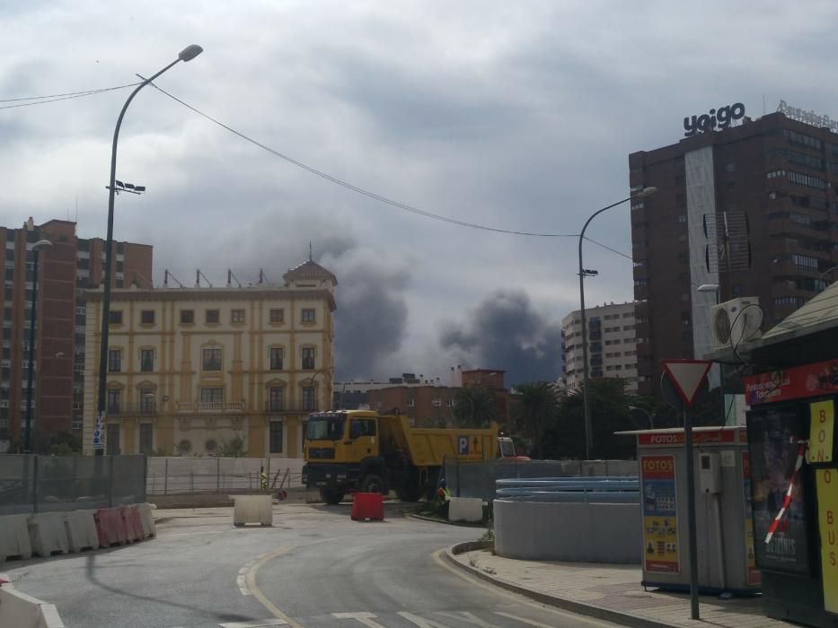 El fuego, iniciado poco después de las tres de la tarde de este martes, ha generado una columna de humo visible desde muchos puntos de Málaga.