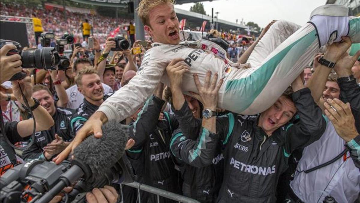 Rosberg celebró exultante con su equipo la victoria en Monza