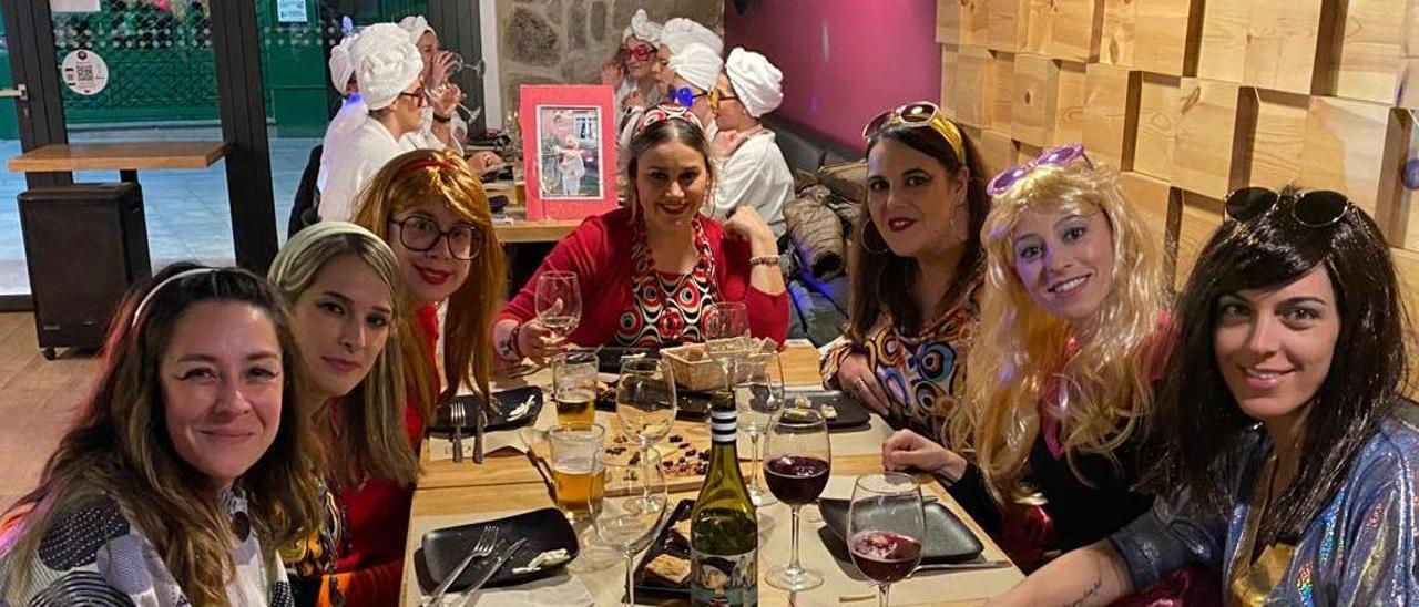 Participantes en el "Xoves de Comadres", anoche.