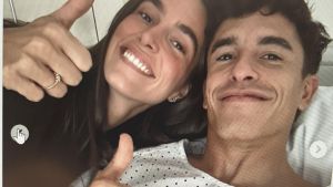 Gemma Pinto y Marc Márquez, ayer, en el hospital de Madrid donde fue operado del hombro derecho.