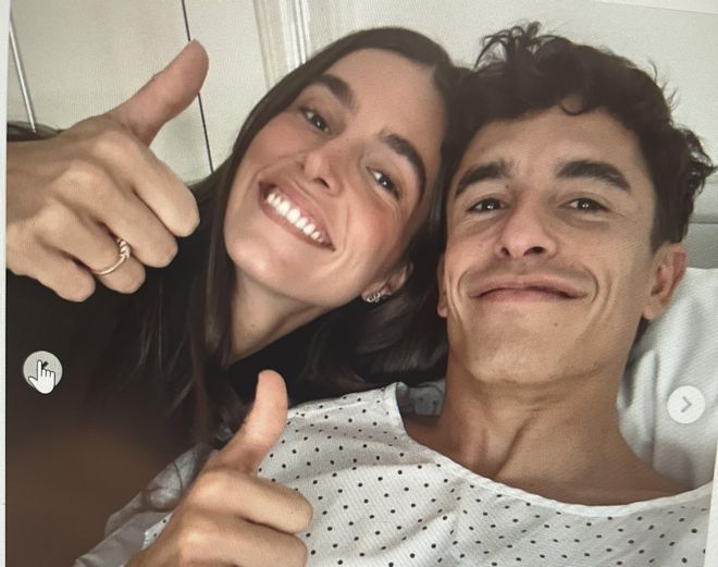 Gemma Pinto y Marc Márquez, ayer, en el hospital de Madrid donde fue operado del hombro derecho.