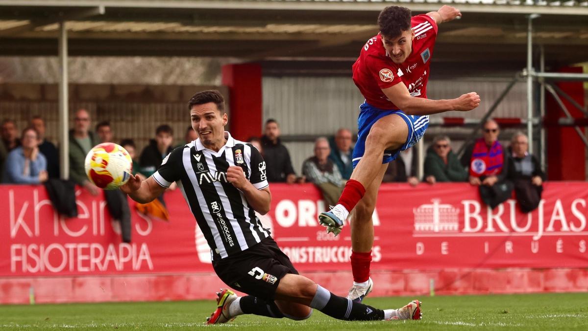 Un jugador del Tarazona realiza un disparo ante el Cartagena.