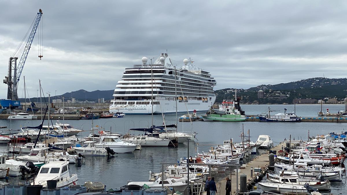 El crucero Seven Seas Splendor atracado en el puerto de Palamós.