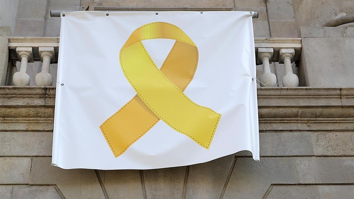 Lazo amarillo en el balcón del Ayuntamiento de Barcelona.