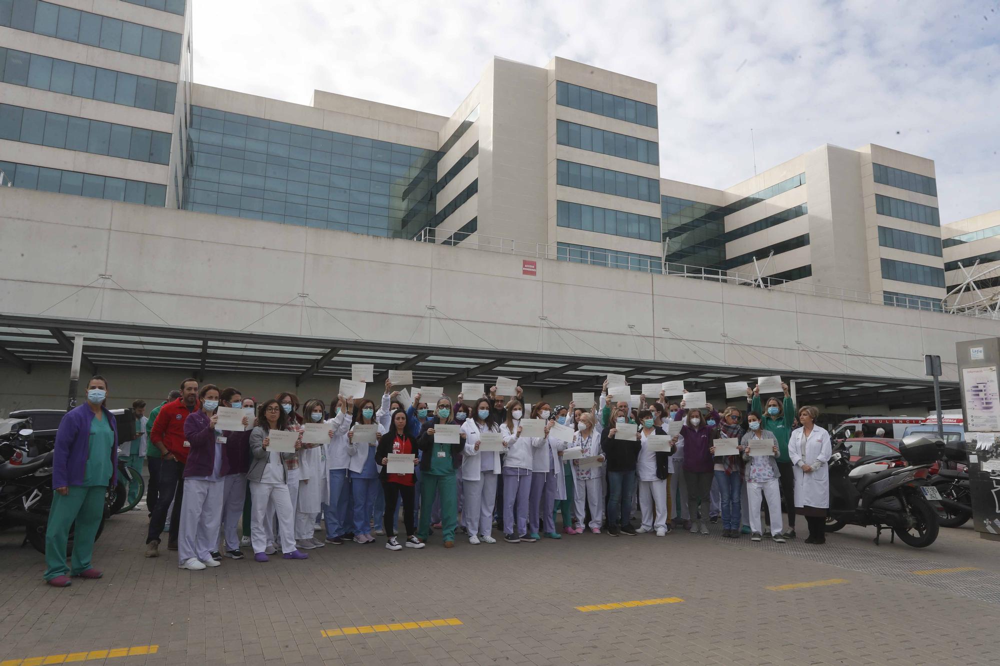 Los sanitarios se manifiestan a las puertas de La Fe por las oposiciones