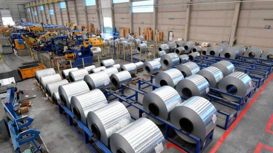 Interior de una de las naves de la factoría de Asturiana de Laminados.