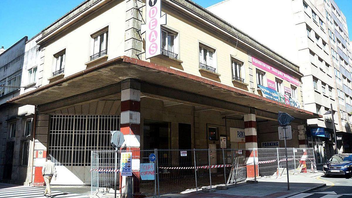 Edificio que acoge el parking y antigua gasolinera Costa Giráldez, en la que prevé instalarse Gadis.