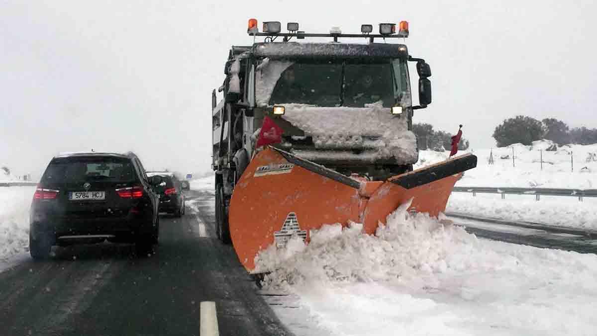 La nevada manté tancades carreteres d’Àvila, Madrid, Segòvia, Sòria, Salamanca, Lleó, la Rioja i Extremadura, amb milers de conductors atrapats als cotxes.