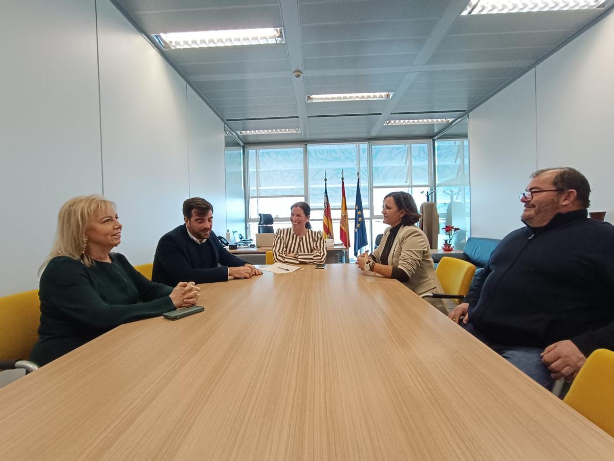 La alcaldesa de Albocàsser, Isabel Albalat: y el concejal Pedro Adell, han mantenido una reunión con la secretaria autonómica del Sistema Sociosanitario de la Generalitat, Rosa Ferrando; Borja Ottobrino, director general de Infraestructuras Sociosanitarias; y M. José Rico, directora general del IVASS, para abordar la situación del CEEM.