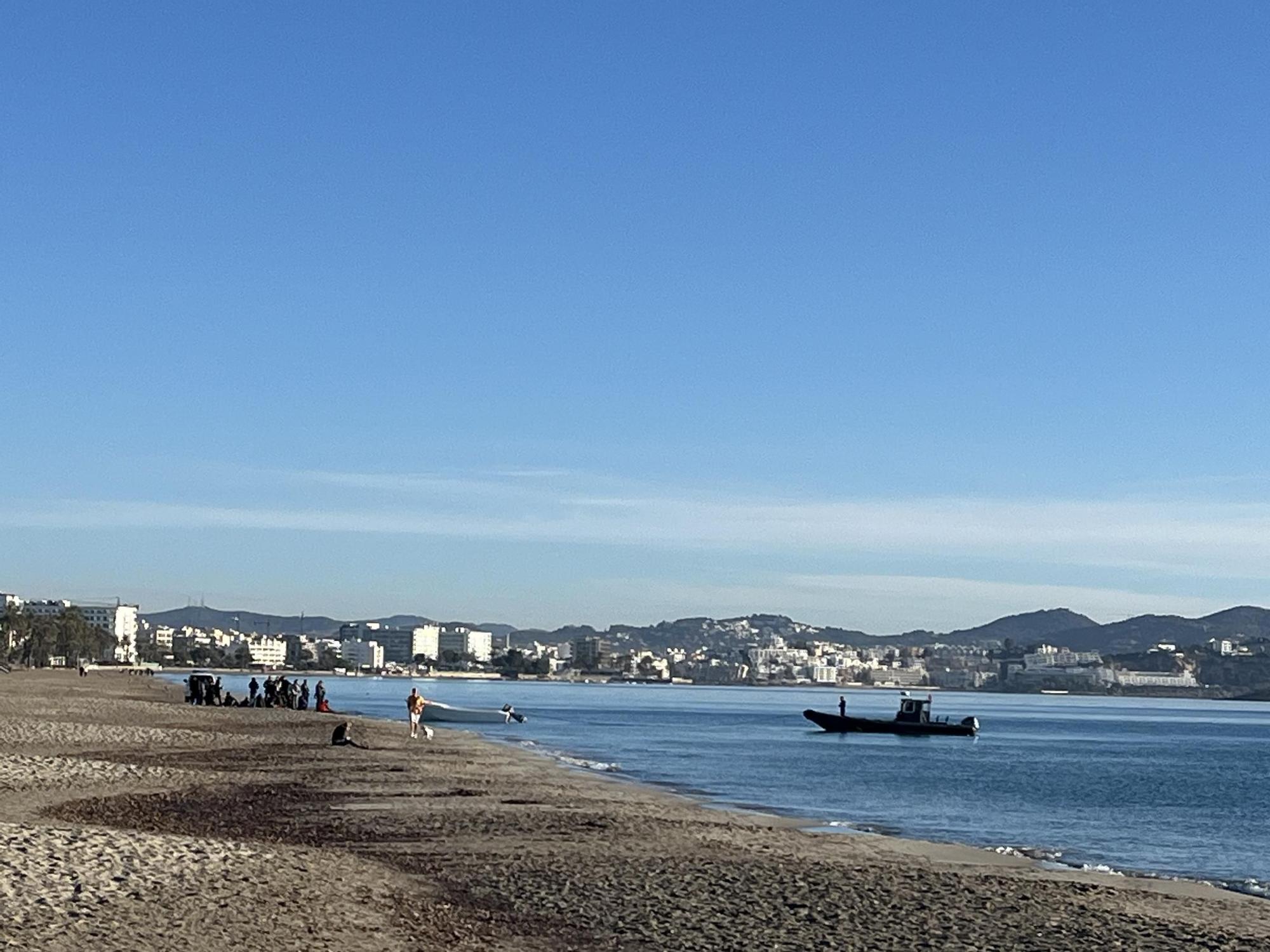 Galería: Llega una patera a Platja d'en Bossa