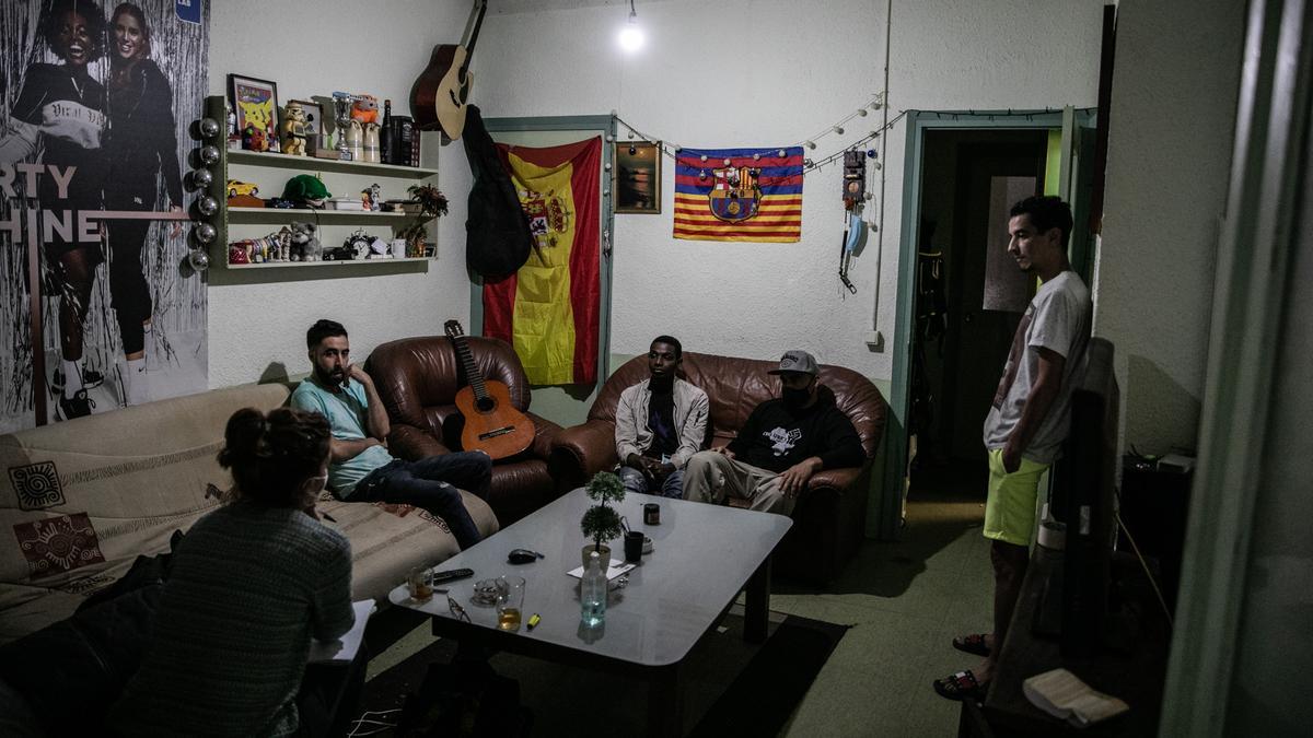 Varios de los hombres que viven en Casa Àfrica, la semana pasada en una sala del espacio.