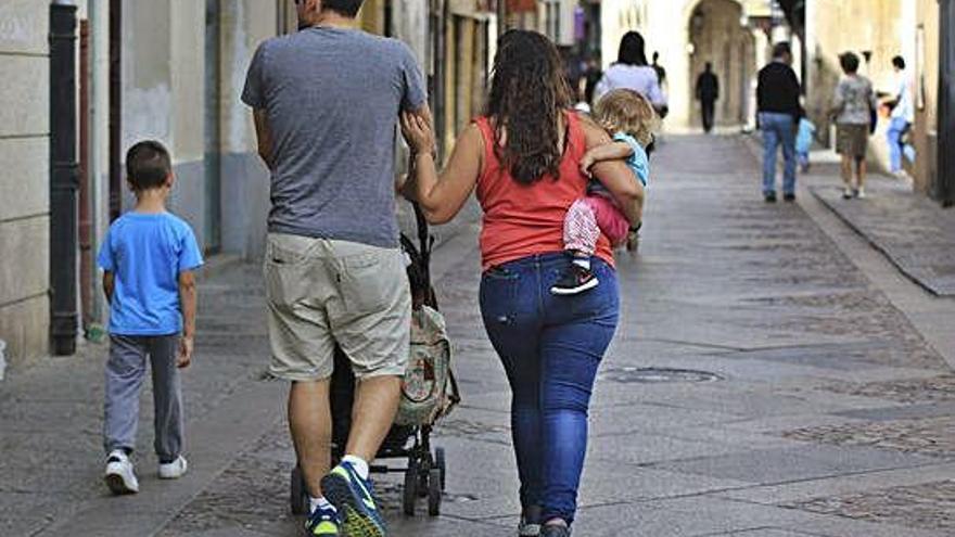 Una pareja pasea con sus hijos por las calles de Zamora.