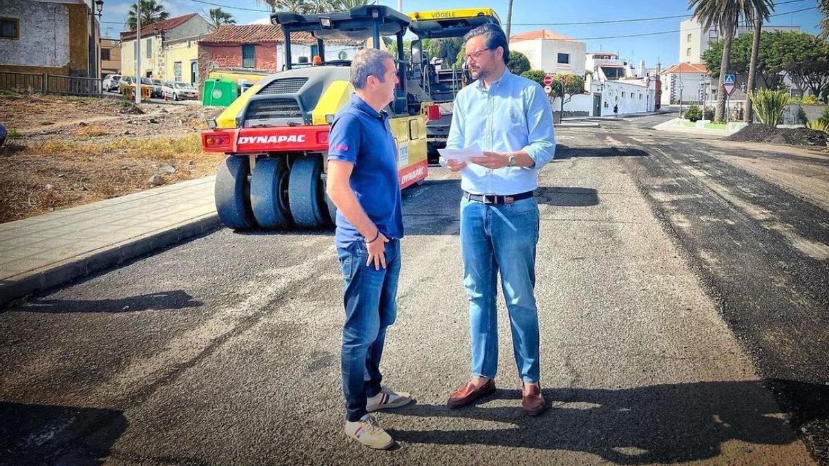 Los concejales de Vías y Obras y Contratación, en una de las calles recién asfaltadas en San Juan.