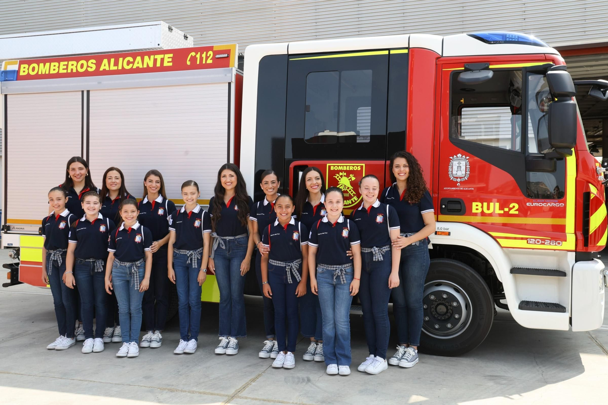 Visita al parque de Bomberos de la Belleas del Foc 2025 y sus damas de honor
