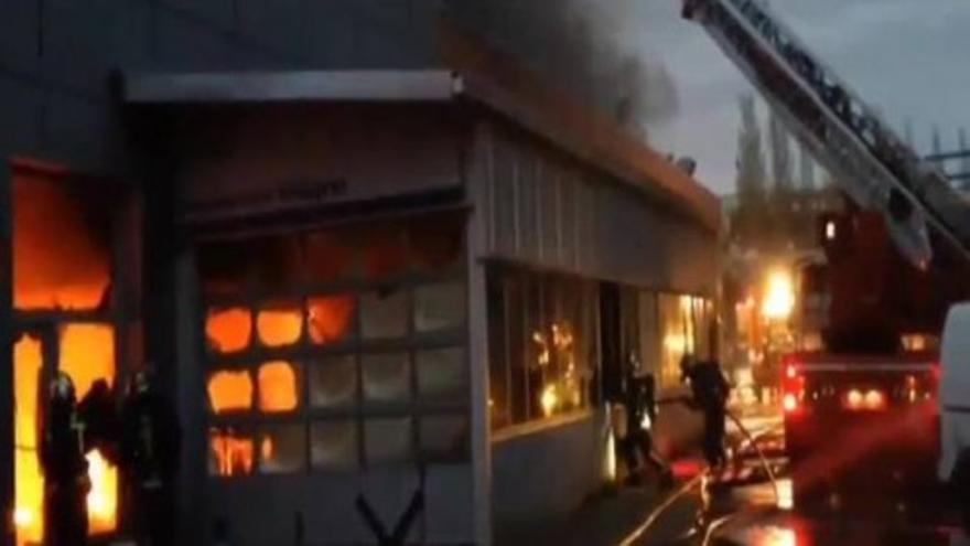 Un incendio arrasa un concesionario de coches en Madrid