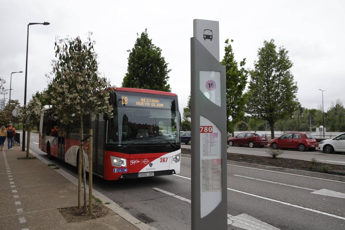 Un autobús de la línea 18, este lunes, a su paso por el aparcamiento de la avenida de Portugal.