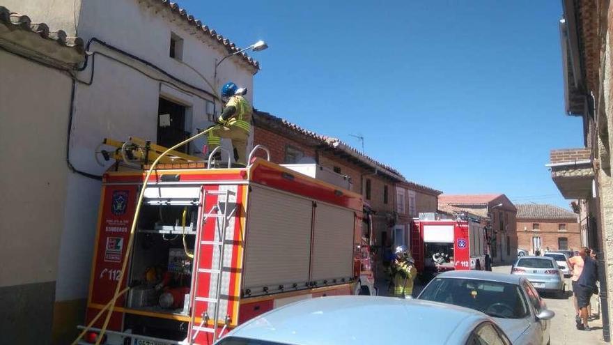 Los bomberos extinguen un fuego en Morales