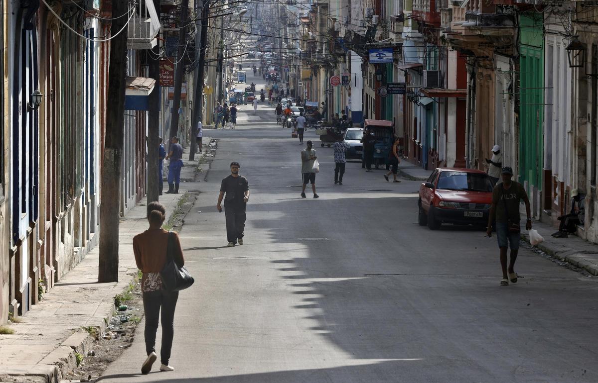 Personas caminan por una calle de La Habana, Cuba.