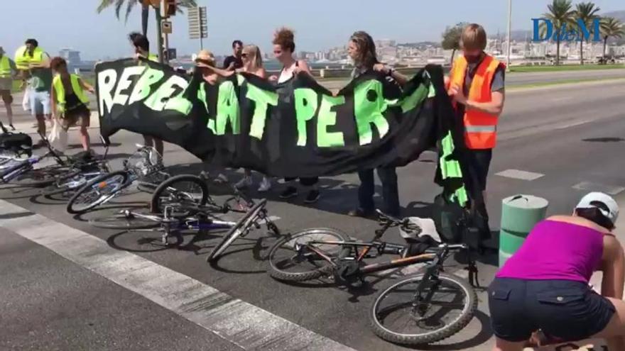 Klimaschutz-Aktivisten sperren Verkehr auf Palmas Paseo Marítimo