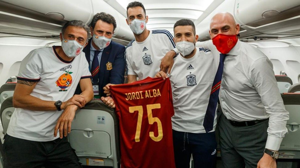 Jordi Alba, con la camiseta homenaje de la selección