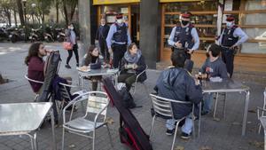 Agentes de los Mossos d’Esquadra patrullan por Sant Andreu para vigilar e informar sobre las medidas para evitar la propagación del coronavirus en bares y terrazas.