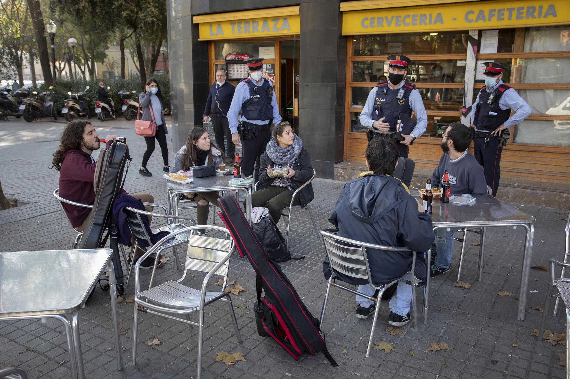 Mossos patrullan para el cumplimiento de las normas frente al coronavirus