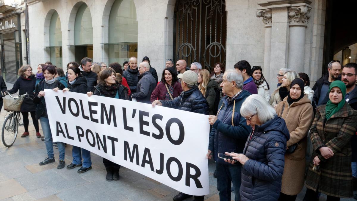 Concentració contra la supressió de l'ESO al Narcís Xifra de Girona