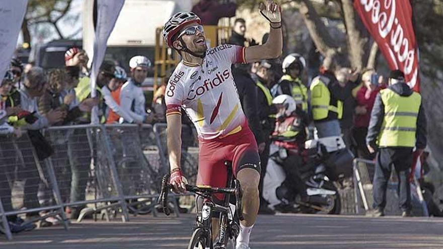 El conquense JesÃºs Herrada, del equipo Cofidis, en la celebraciÃ³n de su victoria en el Puig de Sant Salvador.