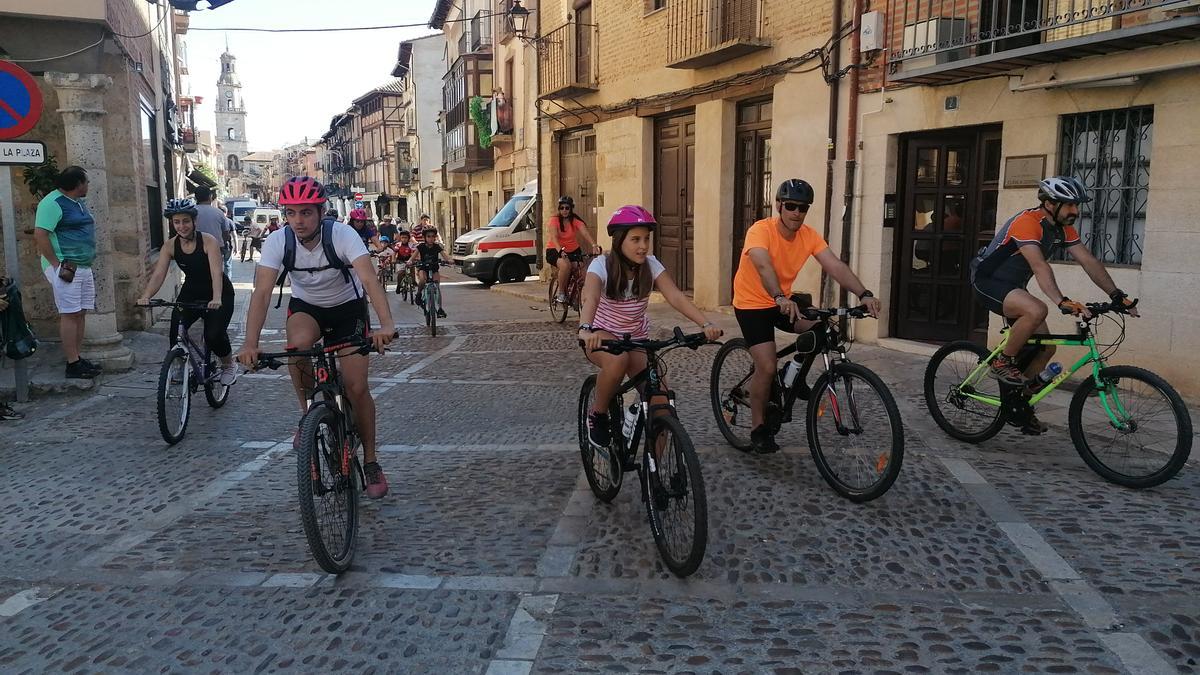 Participantes en la marcha cicloturista acceden a la plaza de La Colegiata de Toro