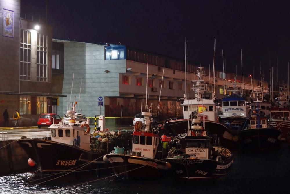 El viento y la lluvia marcaron la jornada de ayer en Vigo // J. Lores