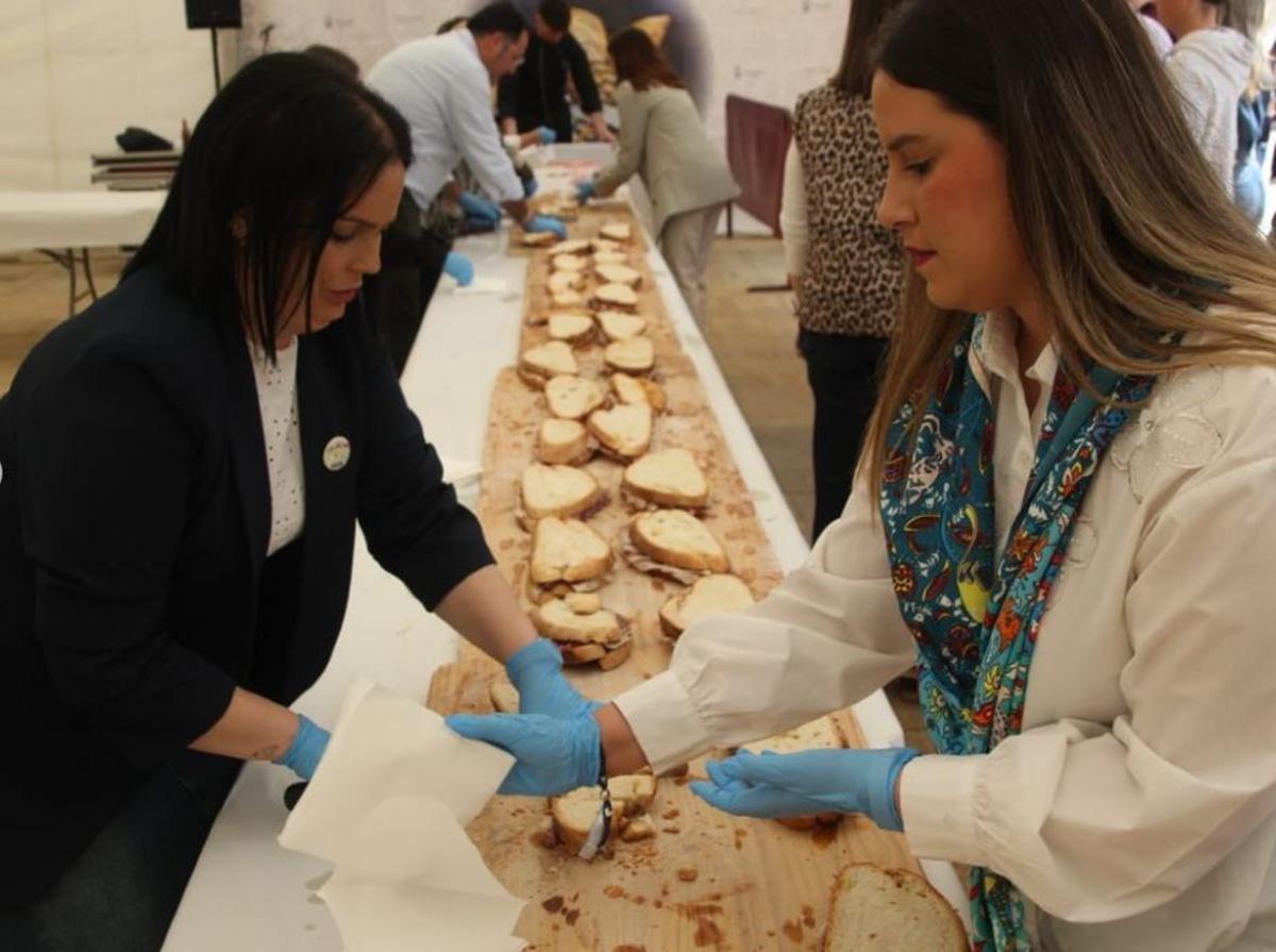 Elaboración del bocadillo gigante por el ‘Día del Pan’ en El Cuervo de Sevilla durante la edición anterior