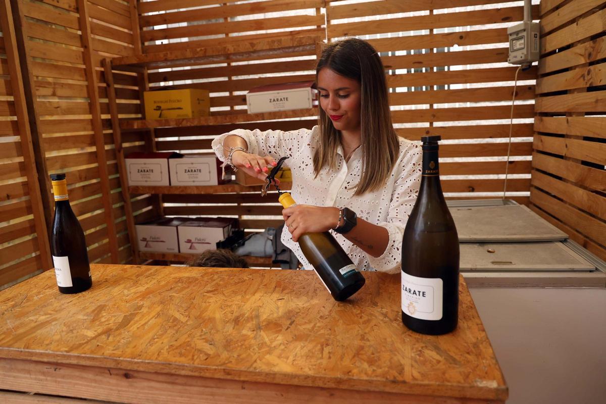 Una de las participantes en la fiesta del vino meañés.