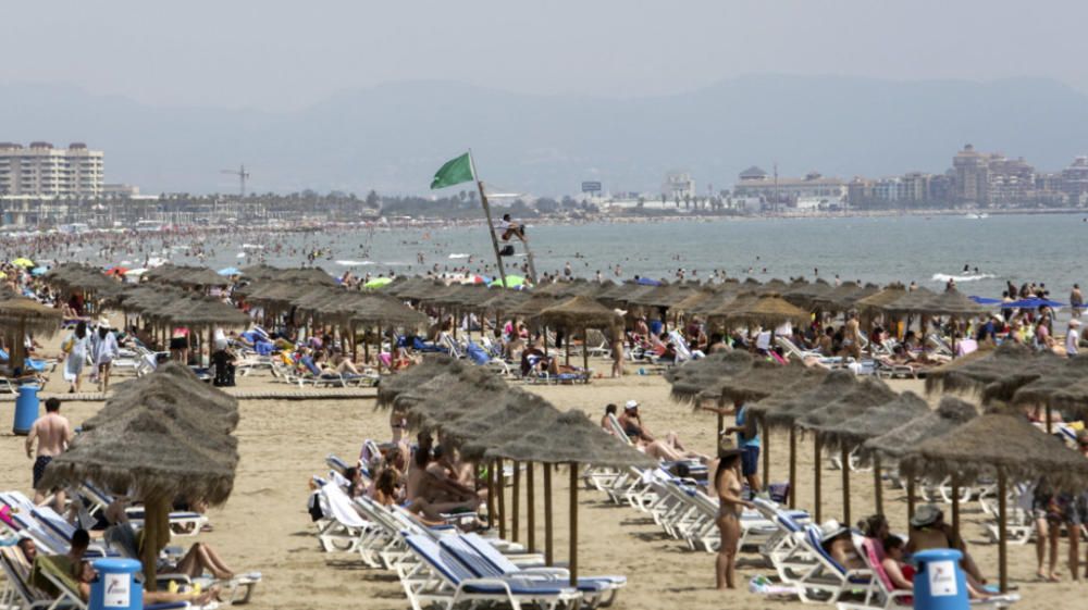 Las playas de València se llenan el primer fin de semana del verano