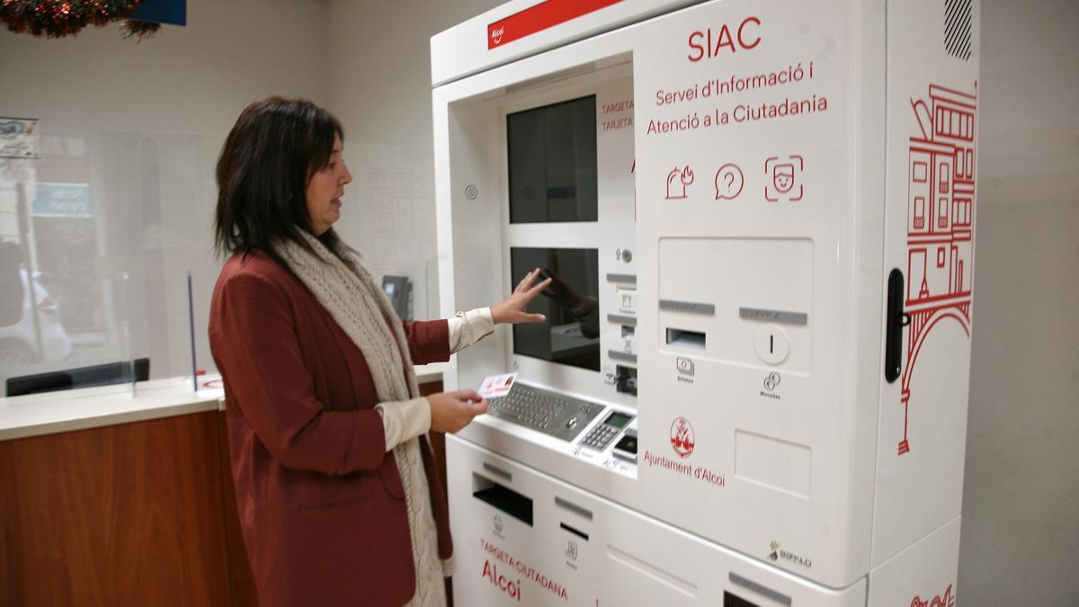 La concejala de Transparencia Ciudadana, Teresa Sanjuán, utilizando el nuevo cajero automático