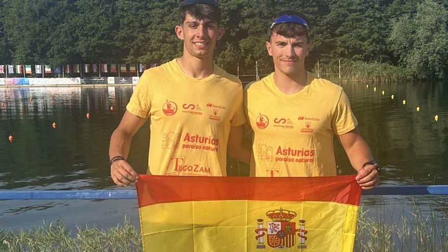 Miguel Blanco y Manuel Pousa con la bandera de España.