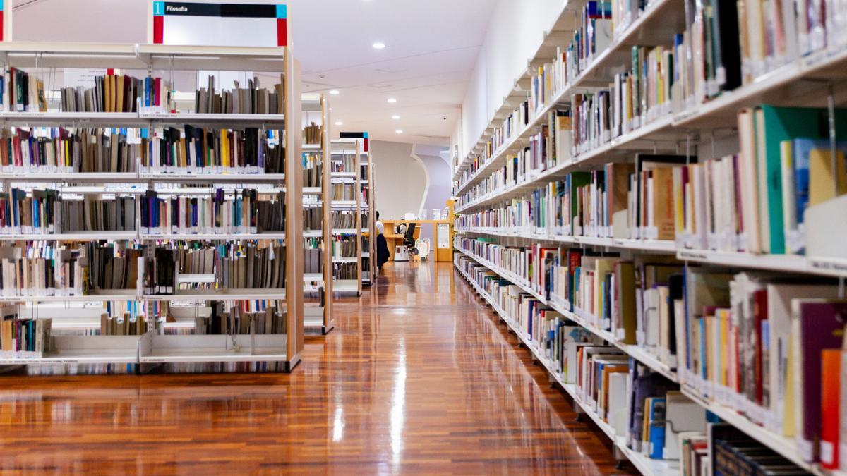 Unas estanterías de la Biblioteca Regional