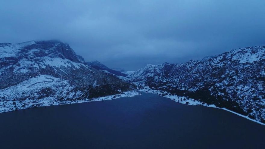 Flug über die Schneelandschaft am Stausee Cúber