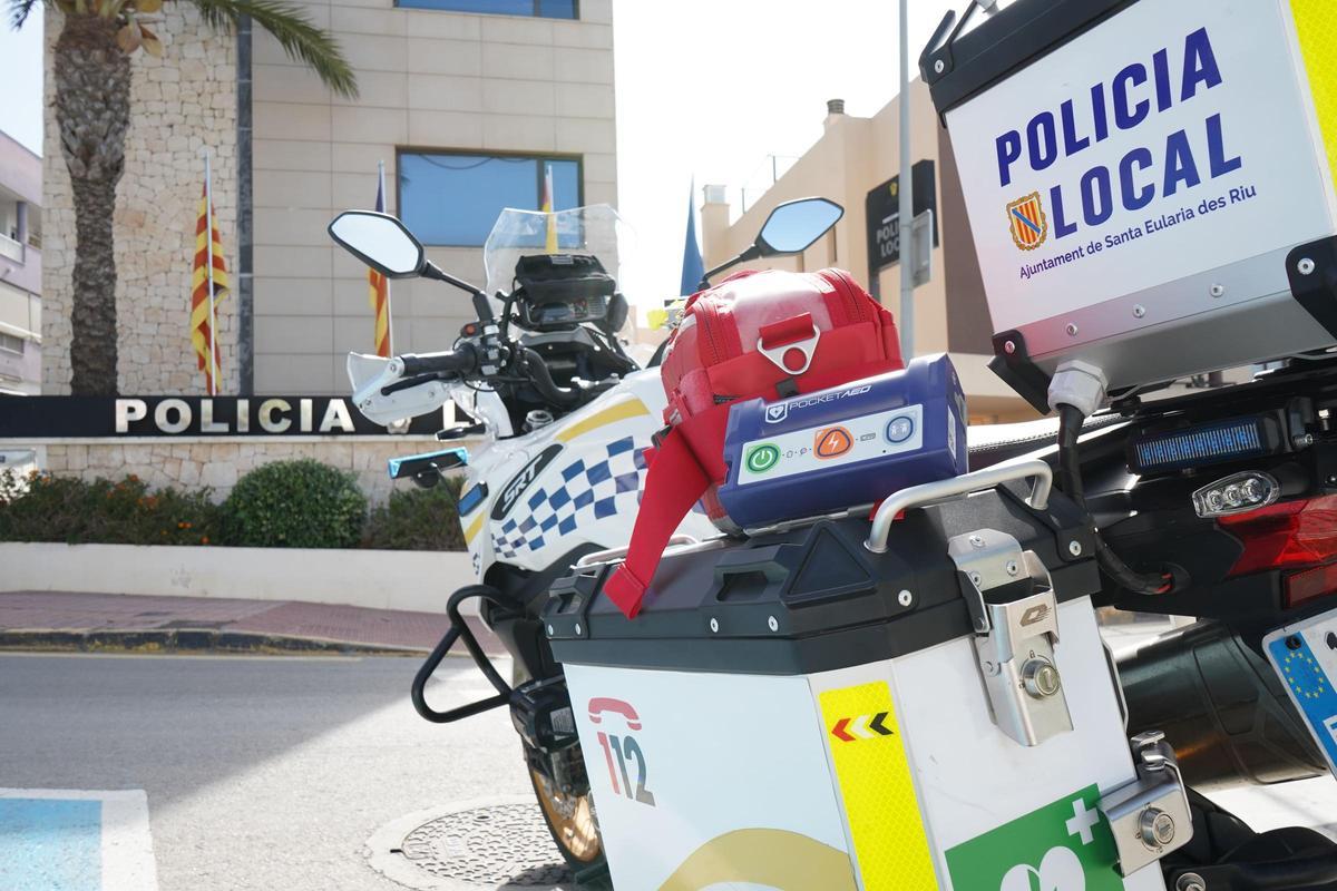 Policía Local con los nuevos desfibriladores portátiles personales.