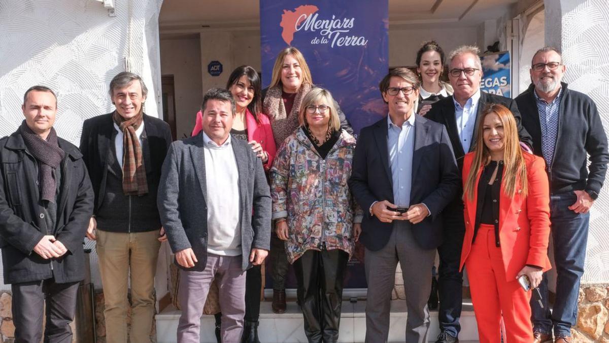 La alcaldesa de Santa Pola y diversas autoridades, en las jornadas &quot;Menjars de la Terra&quot;.