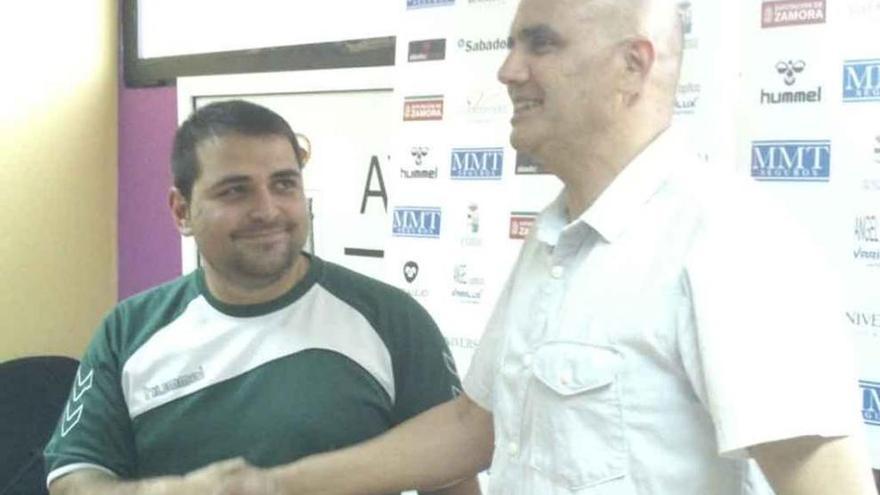 Eduardo García Valiente y José Antonio Quintana se felicitan tras anunciar el acuerdo de renovación.