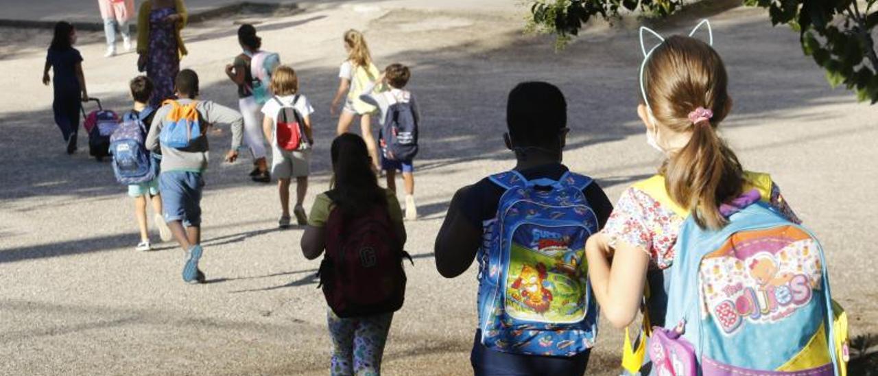 Varios niños se dirigen a su clase en el CEIP García Barbón de Vigo. |   // ALBA VILLAR