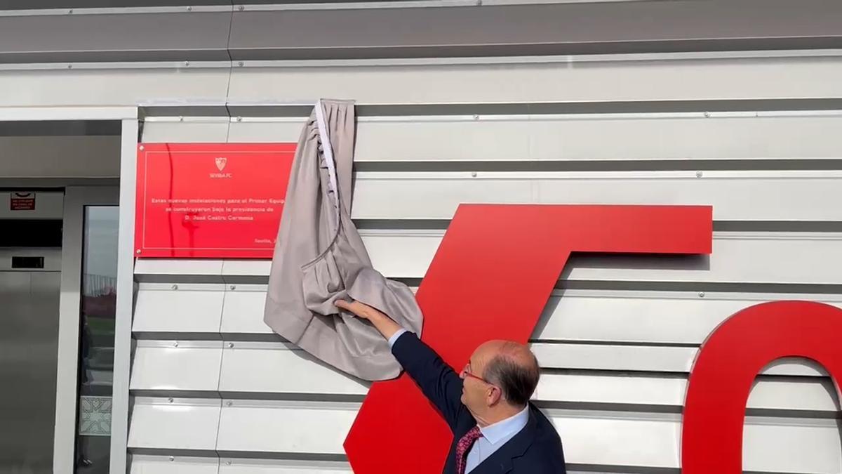 Pepe Castro descubre la placa conmemorativa del nuevo edificio