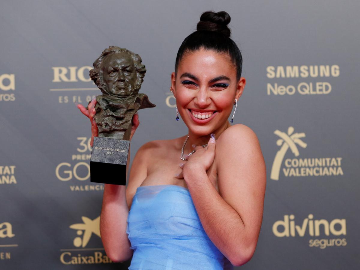 La cantaora María José Llergó posa con el Goya a la mejor canción por 'Te espera el mar'